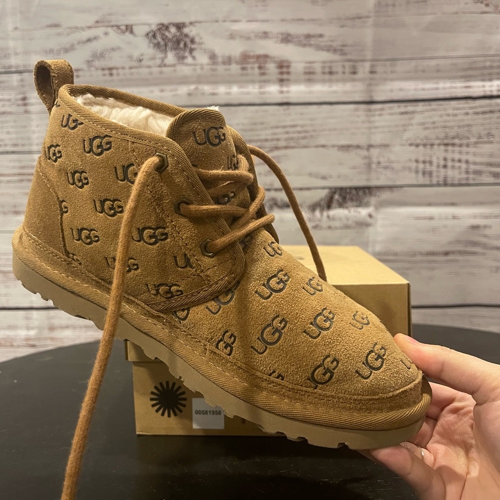 Ugg	Short Embossed Logo, Chestnut, Gently Used, Size 7